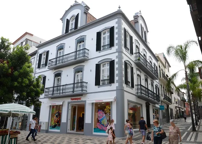 Edificio Charles 104 *