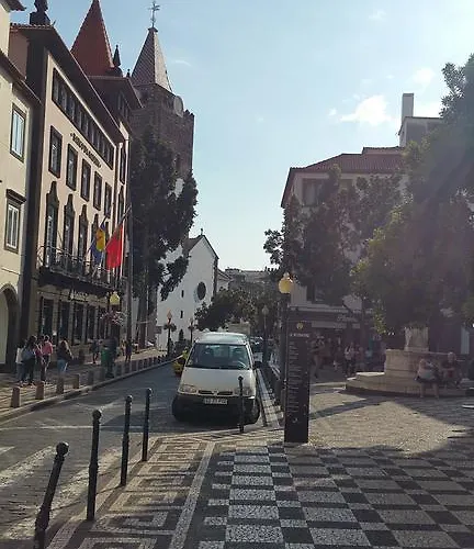 Edificio Charles 104 * Фуншал