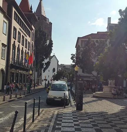 Edificio Charles 104 * Φουνκάλ