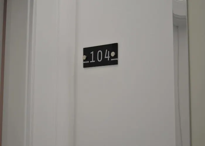 Edificio Charles 104 *