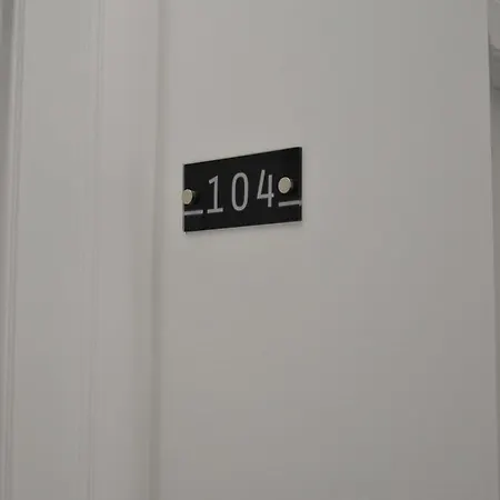 Edificio Charles 104 *