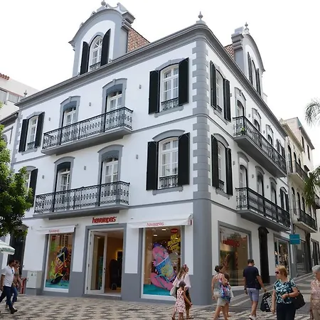 Edificio Charles 104 *