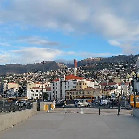 Edificio Charles 104 *