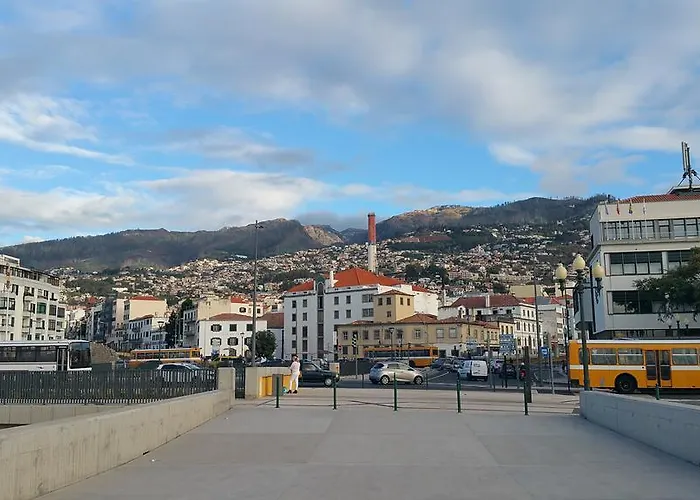 Edificio Charles 104 *